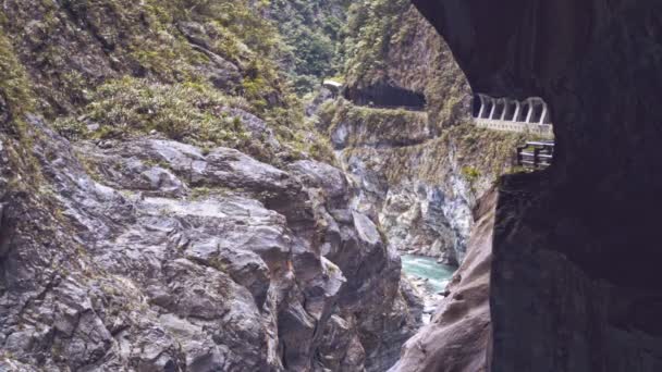 Bela Paisagem Outono Cachoeira Desfiladeiro Mármore Fluindo Como Uma Paisagem — Vídeo de Stock