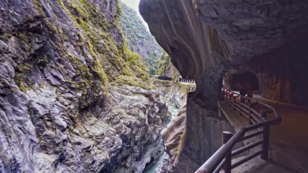 Prachtig Herfst Landschap Van Waterval Marmeren Kloof Stromend Als Een — Stockvideo