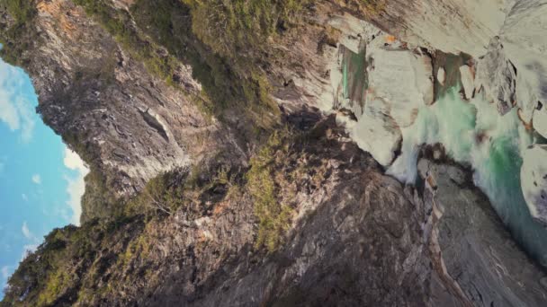 Prachtig Herfst Landschap Van Toeloop Marmeren Kloof Stromend Als Een — Stockvideo