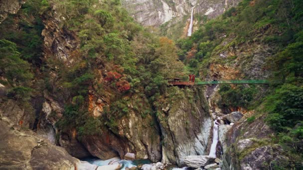 Indah Musim Gugur Jembatan Gunung Bulan Taman Nasional Jurang Taroko — Stok Video