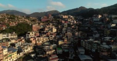 Ruifang 'da deresi olan güzel dolambaçlı yol