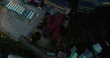 Ruifang 'da deresi olan güzel dolambaçlı yol 