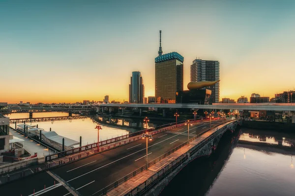 位于东京铁托病房的Asakusa区的街景 可以在Azumabashi桥上看到 该地区有许多著名的地标 — 图库照片