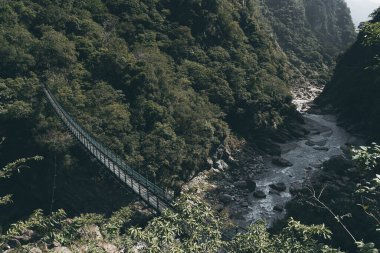 Taroko Vadisi 'ndeki güzel dağ ay köprüsü Tayvan ulusal parkı
