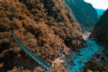 Taroko Vadisi 'ndeki güzel dağ ay köprüsü Tayvan ulusal parkı