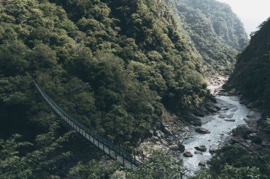 Taroko Vadisi 'ndeki güzel dağ ay köprüsü Tayvan ulusal parkı