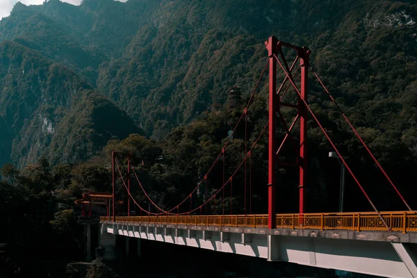 Hermosa Vista Del Puente Rojo Las Montañas — Foto de Stock