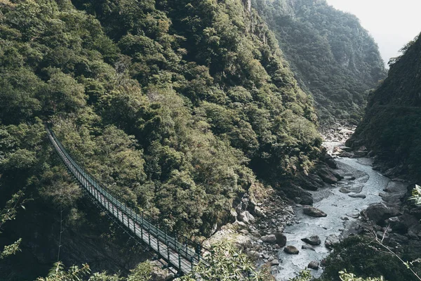 Taroko Vadisi 'ndeki güzel dağ ay köprüsü Tayvan ulusal parkı