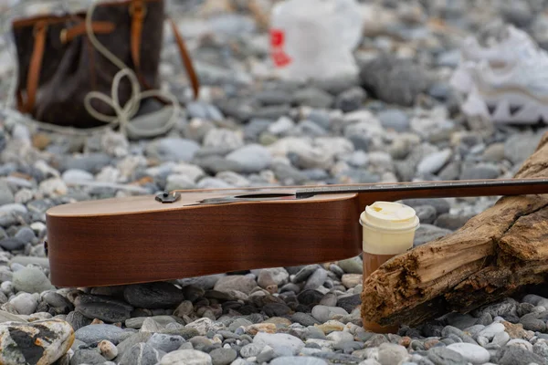 Chitarra Acustica Con Tazza Caffè Sulla Spiaggia Rocciosa — Foto Stock