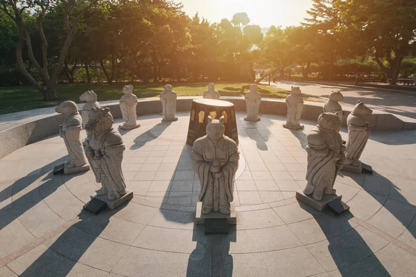 韩国首尔Jongno Gyeongbokgung宫 12个头戴动物头像的中国黄道带石雕矗立在民族民俗文化的院子里 — 图库照片