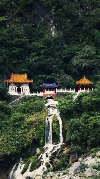 Храм Чанчунь Водоспад Національному Парку Тароко Хуалянь Тайвань — стокове відео