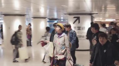 Kalabalık maske takıyor, kalabalık saatlerde şehirde yürüyor.