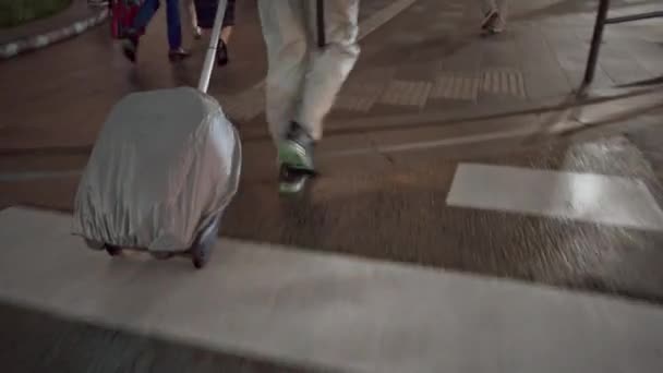 成群结队的乘客戴着面具 在繁忙的时间步行城市 — 图库视频影像