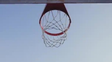 Basketbol topu basketbol sahasında basket potasında galibiyet puanını alıyor.