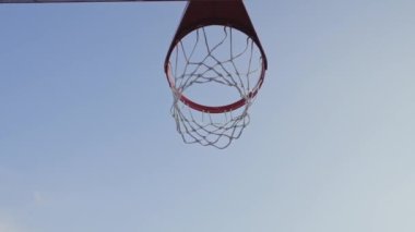 Basketbol topu basketbol sahasında basket potasında galibiyet puanını alıyor.