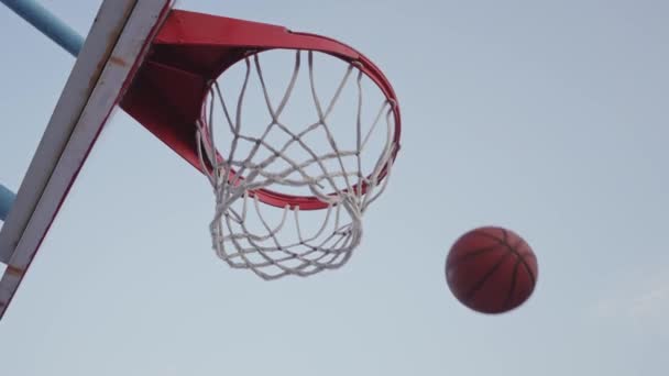 Баскетбольный Мяч Набрал Победные Очки Баскетбольном Кольце Открытой Баскетбольной Площадке — стоковое видео