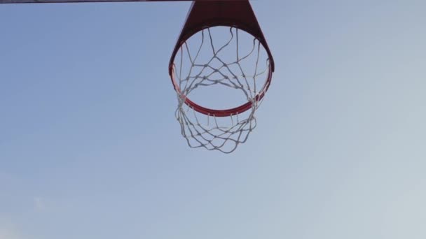 篮球运动在室外篮球场的篮球网篮筐上得分 — 图库视频影像