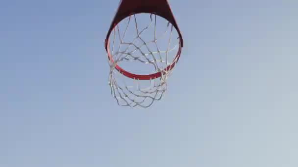 Basketball Ball Erzielt Die Siegpunkte Auf Basketballnetz Korb Auf Outdoor — Stockvideo