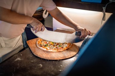 El yapımı taze organik vejetaryen pizza.