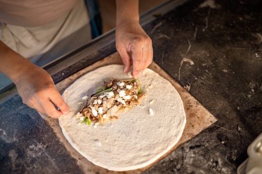 El yapımı taze organik vejetaryen pizza.