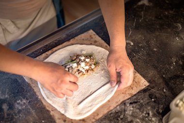 El yapımı taze organik vejetaryen pizza.