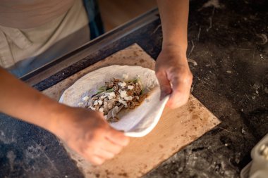 El yapımı taze organik vejetaryen pizza.