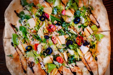 El yapımı taze organik vejetaryen pizza.