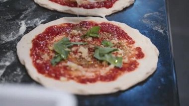 Restoran Şefi Pizza Hazırlama, Kneading Dough, Malzeme Ekleme, Özel Sos, Geleneksel Aile Tarifi. Lezzetli organik yiyecekli otantik İtalyan pizzacısı. Eller 'e odaklan