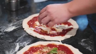 Restoran Şefi Pizza Hazırlama, Kneading Dough, Malzeme Ekleme, Özel Sos, Geleneksel Aile Tarifi. Lezzetli organik yiyecekli otantik İtalyan pizzacısı. Eller 'e odaklan