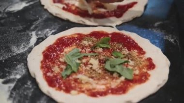 Restoran Şefi Pizza Hazırlama, Kneading Dough, Malzeme Ekleme, Özel Sos, Geleneksel Aile Tarifi. Lezzetli organik yiyecekli otantik İtalyan pizzacısı. Eller 'e odaklan