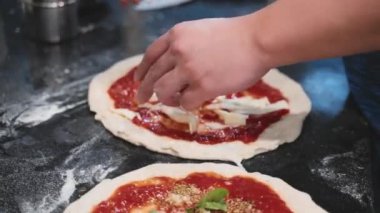 Restoran Şefi Pizza Hazırlama, Kneading Dough, Malzeme Ekleme, Özel Sos, Geleneksel Aile Tarifi. Lezzetli organik yiyecekli otantik İtalyan pizzacısı. Eller 'e odaklan