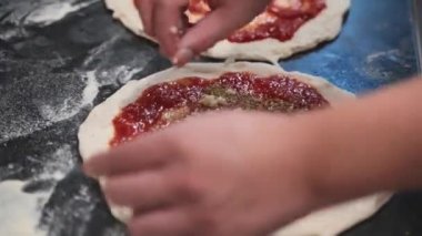 Restoran Şefi Pizza Hazırlama, Kneading Dough, Malzeme Ekleme, Özel Sos, Geleneksel Aile Tarifi. Lezzetli organik yiyecekli otantik İtalyan pizzacısı. Eller 'e odaklan