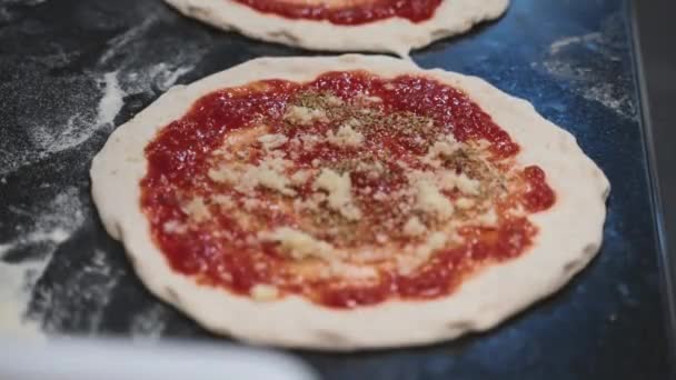 Restaurant Professional Chef Förbereda Pizza Knäböj Deg Lägga Till Ingredienser — Stockvideo