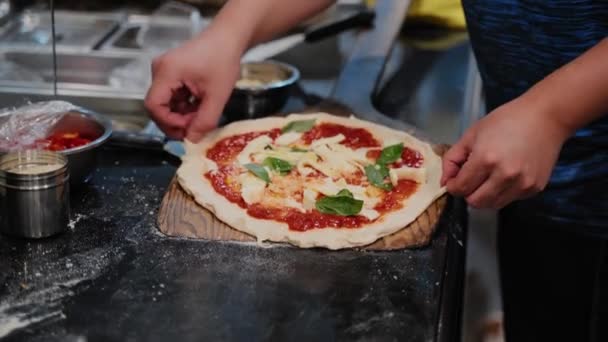 在餐馆专业厨师准备比萨 加入配料 特殊酱料 传统家庭配方 真正的意大利披萨与美味的有机食品 专注于双手 — 图库视频影像