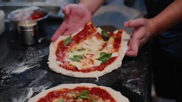 Restaurant Bereitet Der Professionelle Koch Pizza Knetet Teig Fügt Zutaten — Stockvideo