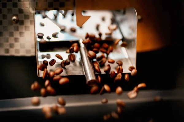 Maschinenspachtel Mit Braunen Arabica Kaffeebohnen Der Nähe Von Spezialgeräten Fabrikkonzept — Stockfoto