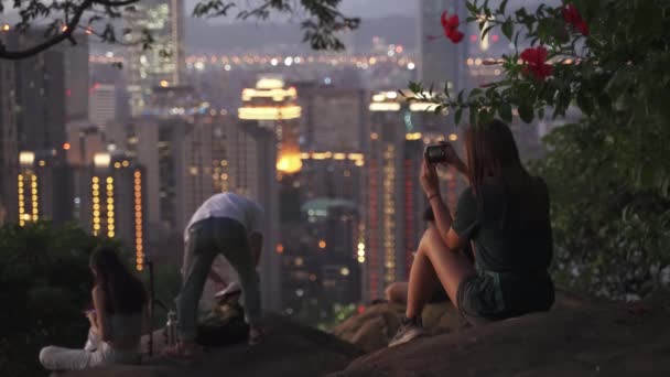 Hermosa Noche Otoño Jovencita Tomando Fotos Con Paisaje Urbano — Vídeo de stock