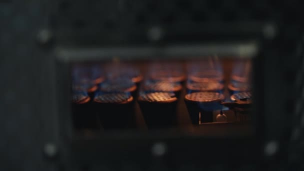 Égő Fúvókák Lángja Egy Kávépörkölő Gép Ablakában — Stock videók