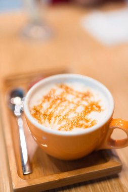 Kapuçino ve karamel. Yakın plan.