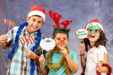 Üç komik çocuk Noel 'i kutluyor