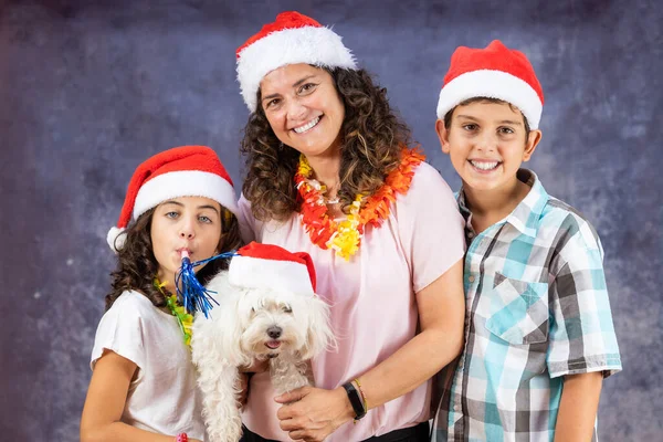 Sigle Rodziny Rodziców Psem Boże Narodzenie — Zdjęcie stockowe