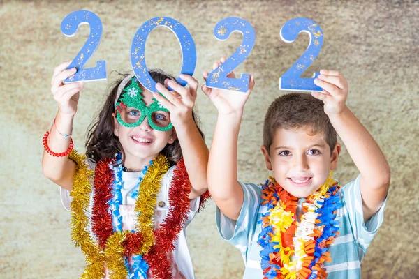 Üç çocuk yeni yıl arifesini kutluyor. 2022!
