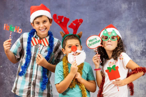 Trójka Zabawnych Dzieciaków Świętuje Boże Narodzenie — Zdjęcie stockowe