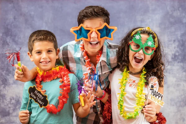 Drei Kinder Feiern Silvester — Stockfoto