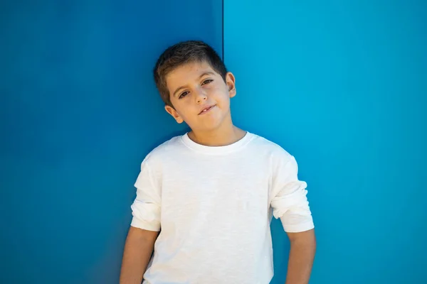 Ładny Chłopak Białej Koszulce Niebieskiej Czarnej Ziemi — Zdjęcie stockowe