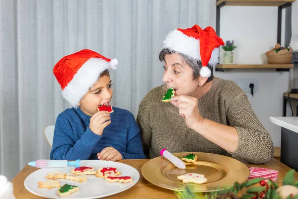Pequeño Niño Abuela Comiendo Galletas Caseras Navidad — Foto de Stock