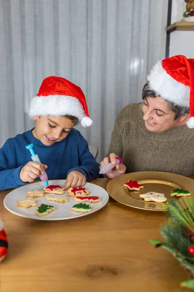 Mały Dzieciak Jego Babcia Jedzą Domowe Ciasteczka Świąteczne — Zdjęcie stockowe