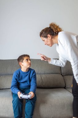 Anne oğluna kızgın çünkü o video oyunları oynuyor.