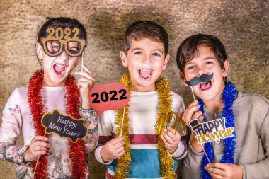 Üç çocuk yeni yıl arifesini kutluyor. 2022!