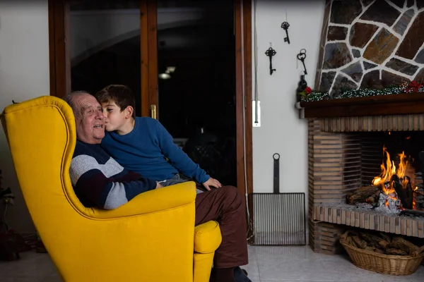 Senior Man Zijn Kleinzoon Zitten Voor Open Haard — Stockfoto